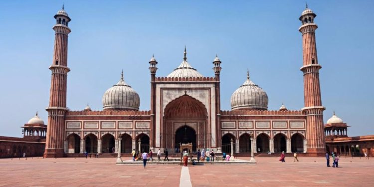 Shahi Jama Masjid Agra : आगरा शाही जामा मस्जिद में जानवर का कटा सिर मिलने से मचा हड़कंप, इलाके में तनाव का माहौल