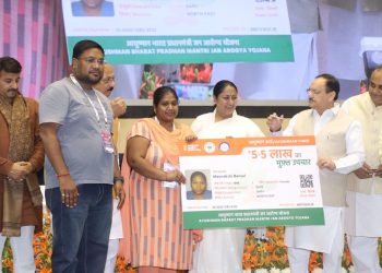 Ayushman Yojana : दिल्ली में आयुष्मान कार्ड वितरण शुरू, 10 लाख तक फ्री मिलेगी स्वास्थ्य सुविधा