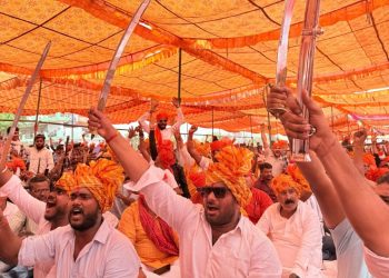 Karni Sena Rally : करणी सेना की रैली में बवाल, प्रदर्शनकारियों ने लहराई पुलिस के सामने तलवारें  