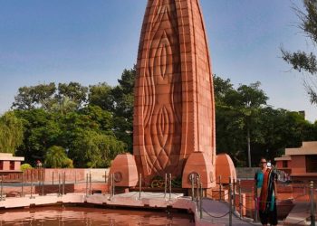 Jallianwala Bagh Hatyakand : जलियांवाला बाग हत्याकांड के शहीदों को श्रद्धांजलि.. PM मोदी समेत कई नेताओं ने नम आंखों से किया याद
