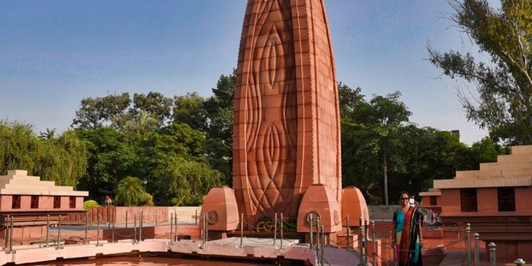 Jallianwala Bagh Hatyakand : जलियांवाला बाग हत्याकांड के शहीदों को श्रद्धांजलि.. PM मोदी समेत कई नेताओं ने नम आंखों से किया याद