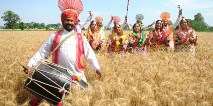 Happy Baisakhi 2025 : बैसाखी की खूब-खूब बधाईयां, जानें क्या है पंजाब में इस पर्व का महत्व?