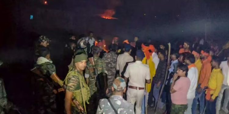 Jharkhand : हजारीबाग में शोभा यात्रा में हुआ पथराव, इलाके में दहशत का माहौल