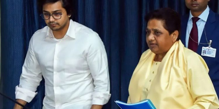 Mayawati : आकाश आनंद ने मायावती से मांगी माफी, BSP में होगी वापसी!