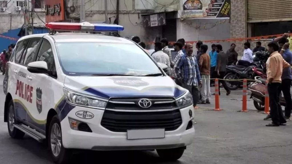 Double Murder in Delhi : दिल्ली में खौफनाक हत्या से फैली दहशत…दो लोगों की हत्या कर फरार यूवक