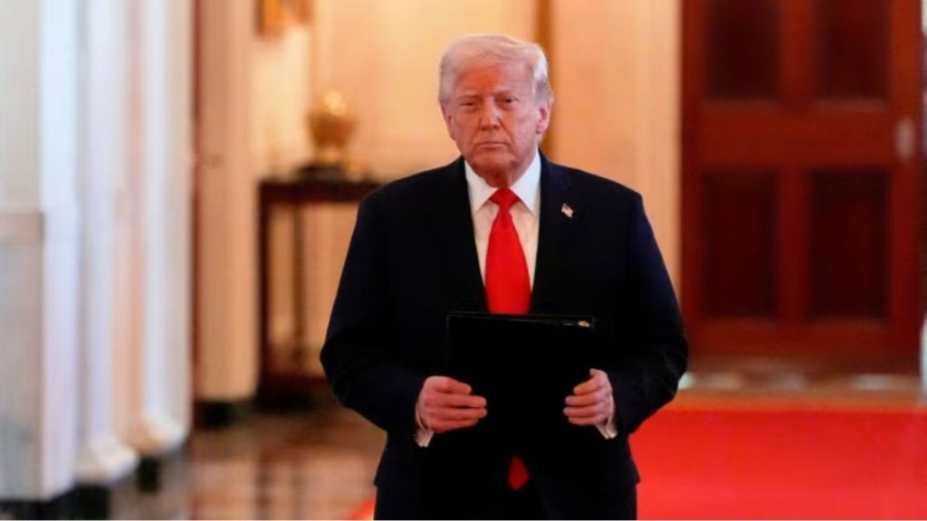 Donald Trump : पैसे, टिकट सब मिलेगा…अमेरिका छोड़ने के लिए लोगों को लालच दे रहे ट्रंप