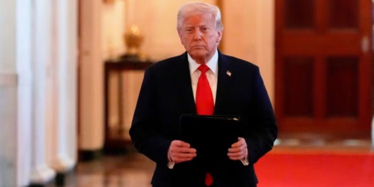 Donald Trump : पैसे, टिकट सब मिलेगा…अमेरिका छोड़ने के लिए लोगों को लालच दे रहे ट्रंप