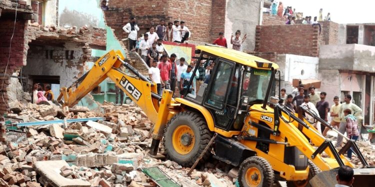Supreme Court : “मकान गिराने से परहेज करें…” यूपी सरकार के बुलडोजर एक्शन पर भड़का SC