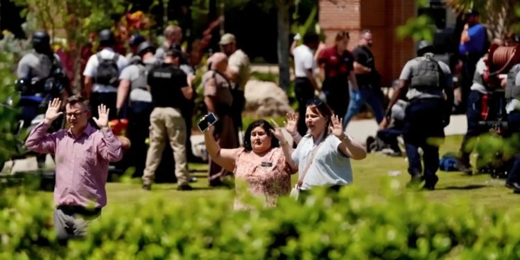 Florida State University Firing: फ्लोरिडा स्टेट यूनिवर्सिटी मेंअंधाधुंध फायरिंग, 2 लोगों की गई जान, पुलिस अधिकारी का बेटा निकला आरोपी