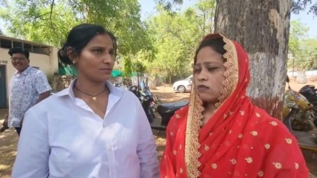 Viral : दो महिलाओं को हुआ इश्क, शादी की जिद पर काटा बवाल…पति को छोड़ने को तैयार