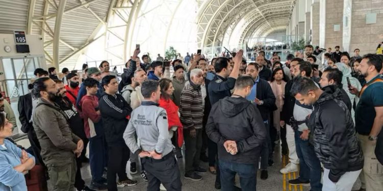 Turkey Airport Stranded: तुर्की एयरपोर्ट पर फंसे 250 से ज्यादा भारतीय! वजह जान रह जाएंगे हैरान