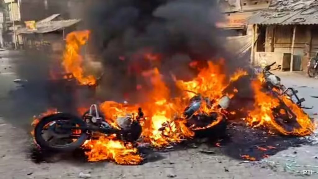 Bengal: गाड़ियां फूंकी, पीटा, बरसाए पत्थर… 24 परगना में कट्टरपंथियों ने फैलाई दहशत