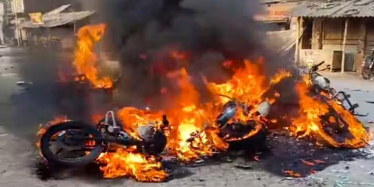 Bengal: गाड़ियां फूंकी, पीटा, बरसाए पत्थर… 24 परगना में कट्टरपंथियों ने फैलाई दहशत