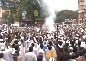 Waqf Amendment Bill : वक्फ के खिलाफ सड़क पर उतरे मुसलमान, पश्चिम बंगाल में जमकर हो रहा प्रदर्शन