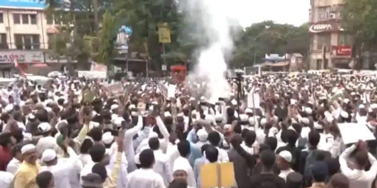 Waqf Amendment Bill : वक्फ के खिलाफ सड़क पर उतरे मुसलमान, पश्चिम बंगाल में जमकर हो रहा प्रदर्शन