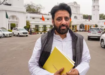 Waqf Amendment Bill : वक्फ के खिलाफ SC पहुंचे अमानतुल्लाह खान, मांग सुन ओवैसी भी रह गए दंग