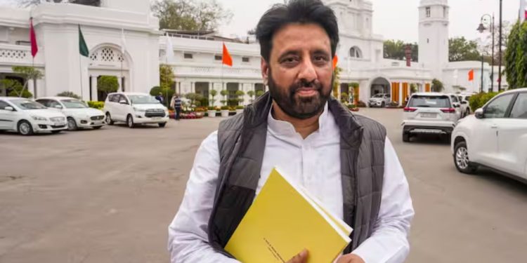 Waqf Amendment Bill : वक्फ के खिलाफ SC पहुंचे अमानतुल्लाह खान, मांग सुन ओवैसी भी रह गए दंग