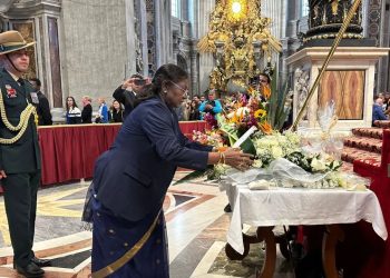 President Droupadi Murmu : वेटिकन में राष्ट्रपति द्रौपदी मुर्मू ने पोप को दी श्रद्धांजलि, फ्यूनरल में भी होंगी शामिल