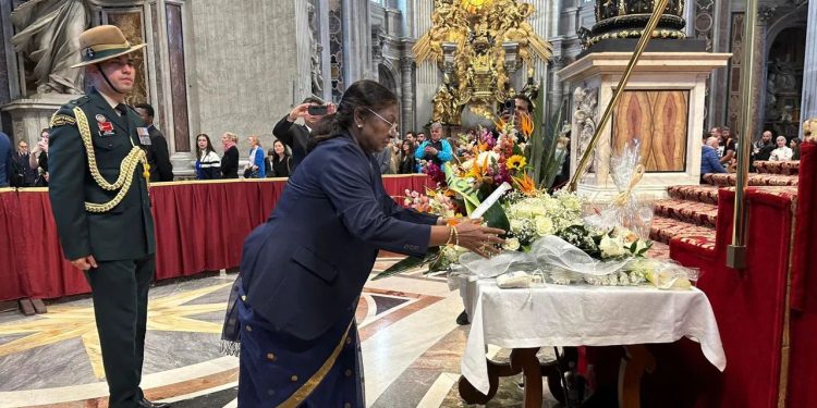 President Droupadi Murmu : वेटिकन में राष्ट्रपति द्रौपदी मुर्मू ने पोप को दी श्रद्धांजलि, फ्यूनरल में भी होंगी शामिल