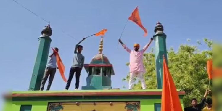 Uttar-Pradesh : प्रयागराज के दरगाह पर लहराया भगवा झंडा, रामनवमी पर हिंसा भड़काने की कोशिश