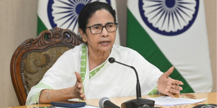 Mamata Banerjee : सुप्रीम कोर्ट के आदेश पर बोलीं ममता बनर्जी, “जब तक मैं जिंदा हूं…कोई नौकरी नहीं खोएगा”