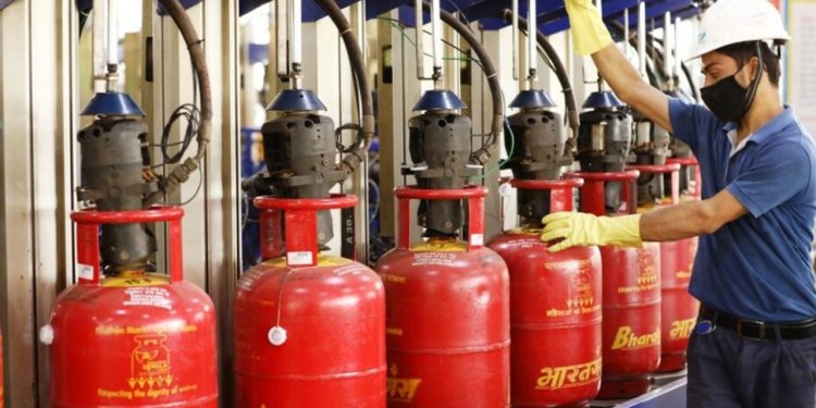 LPG Price Hike : महंगाई की ‘आग’! LPG गैस के दाम बढ़े, 50 रुपये हुआ महंगा