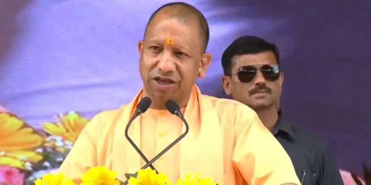 CM Yogi: सीएम योगी के हेलीकॉप्टर की कराई गई इमरजेंसी लैंडिग, टला बड़ा हादसा