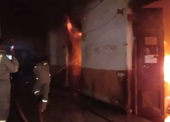 Prayagraj : शिक्षा निदेशालय में लगी भीषण आग, कई अहम दस्तावेज जलकर हुए खाक