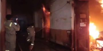 Prayagraj : शिक्षा निदेशालय में लगी भीषण आग, कई अहम दस्तावेज जलकर हुए खाक