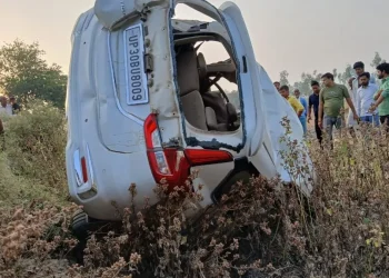 Uttar-Pradesh: शादी से लौट रही बस हादसे का हुई शिकार, खाई में गिरने से 5 लोगों की हुई मौत  