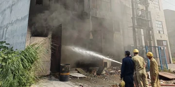 Delhi: बवाना की फैक्ट्री में भीषण आग और विस्फोट से इमारत गिरी, 17 दमकल गाड़ियां मौके पर पहुंचीं