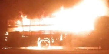 Lucknow : अचानक आग का गोला बनी दिल्ली जा रही स्लीपर बस, 5 लोगों की जिंदा जलकर हुई मौत