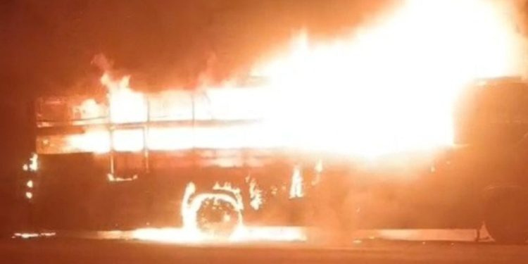 Lucknow : अचानक आग का गोला बनी दिल्ली जा रही स्लीपर बस, 5 लोगों की जिंदा जलकर हुई मौत