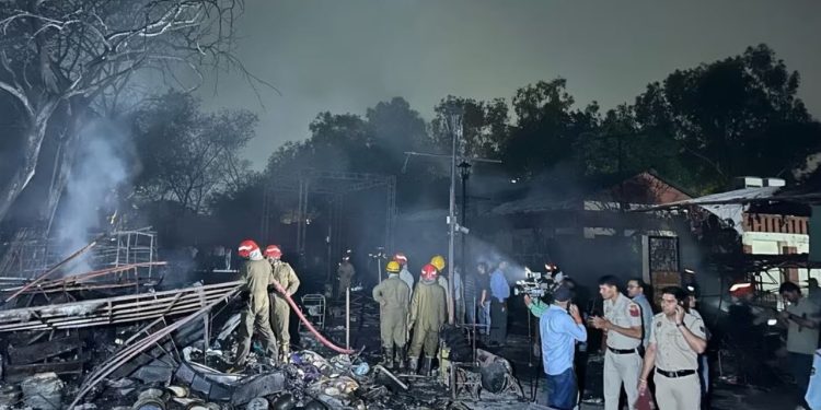 Delhi : ‘दिल्ली हाट’ में लगी भीषण आग, एक साथ 26 दुकानें जलकर हुई खाक