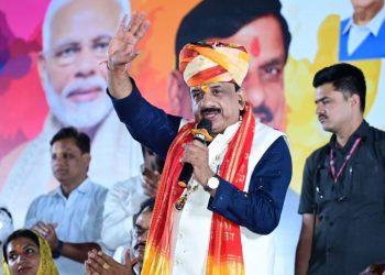 Love Jihad : ‘लव जिहाद’ पर जमकर बरसे BJP सांसद, कहा “दाढ़ी-टोपी वालों से निपटने…”