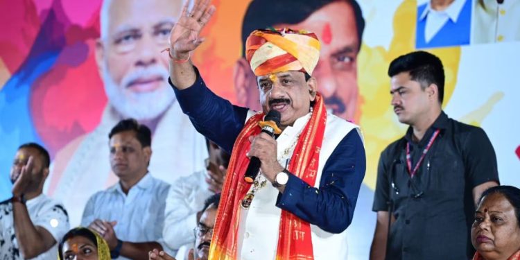 Love Jihad : ‘लव जिहाद’ पर जमकर बरसे BJP सांसद, कहा “दाढ़ी-टोपी वालों से निपटने…”