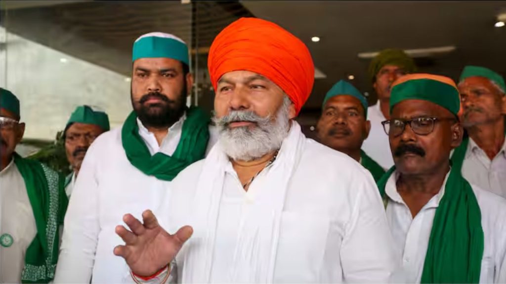 Rakesh Tikait : किसान नेता राकेश टिकैत पर हमला, मारपीट के बीच उतरी पगड़ी…सिर पर पड़े लाठी-डंडे