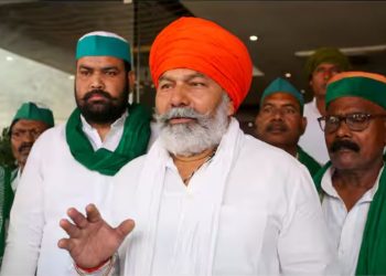 Rakesh Tikait : किसान नेता राकेश टिकैत पर हमला, मारपीट के बीच उतरी पगड़ी…सिर पर पड़े लाठी-डंडे