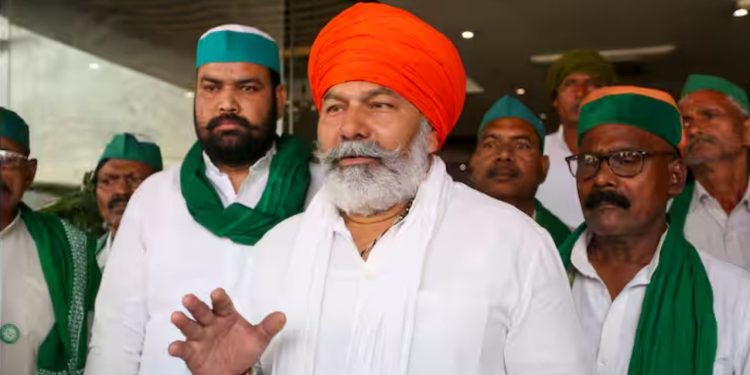 Rakesh Tikait : किसान नेता राकेश टिकैत पर हमला, मारपीट के बीच उतरी पगड़ी…सिर पर पड़े लाठी-डंडे