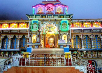 Badrinath Dham : बदरीनाथ धाम के कपाट खुले, 15 क्विंटल फूलों से सजाया गया है मंदिर