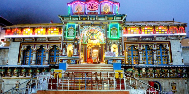 Badrinath Dham : बदरीनाथ धाम के कपाट खुले, 15 क्विंटल फूलों से सजाया गया है मंदिर