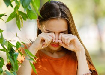 Eye Infection : गर्मियों में तेजी से बढ़ता है आंखों का इंफेक्शन…’आई फ्लू’ का भी हो सकता है खतरा