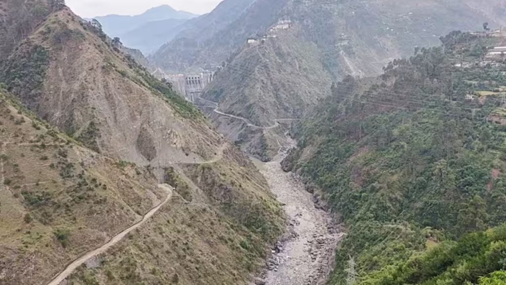 Chenab River Dam Closed: बूंद-बूंद के लिए तरसा पाक! सिंधू के बाद भारत ने रोका चिनाब का पानी