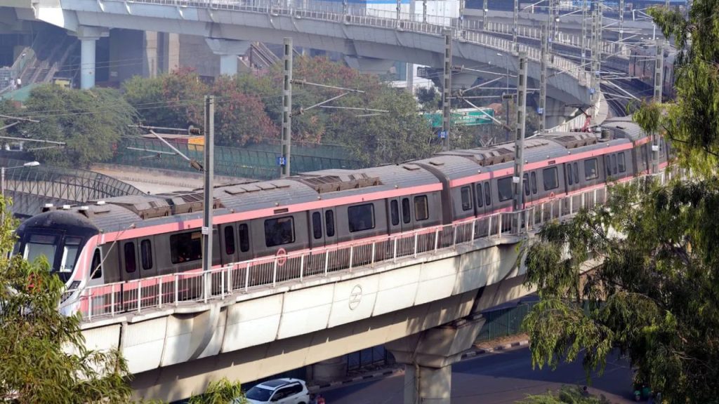 Delhi Metro : 25 साल की लड़की ने की सुसाइड, दिल्ली मेट्रो के सामने कूदकर दी अपनी जान
