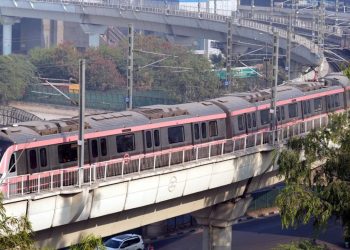 Delhi Metro : 25 साल की लड़की ने की सुसाइड, दिल्ली मेट्रो के सामने कूदकर दी अपनी जान