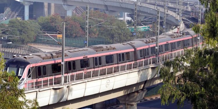 Delhi Metro : 25 साल की लड़की ने की सुसाइड, दिल्ली मेट्रो के सामने कूदकर दी अपनी जान