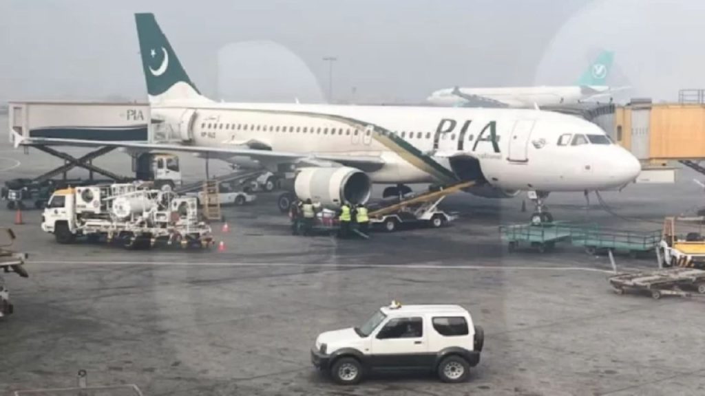 Pakistan Flight Divert : लाहौर जा रही फ्लाइट डायवर्ट ! लाहौर के हुए धमाकों का असर…पाकिस्तान की जमीन से लेकर आसमान तक