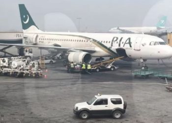 Pakistan Flight Divert : लाहौर जा रही फ्लाइट डायवर्ट ! लाहौर के हुए धमाकों का असर…पाकिस्तान की जमीन से लेकर आसमान तक