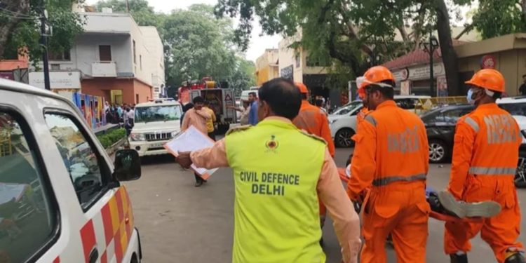 Delhi Mockdrill : दिल्ली की सड़कों पर गूंजेगी सायरन की आवाज….डीएम ने जारी की गाइडलाइन