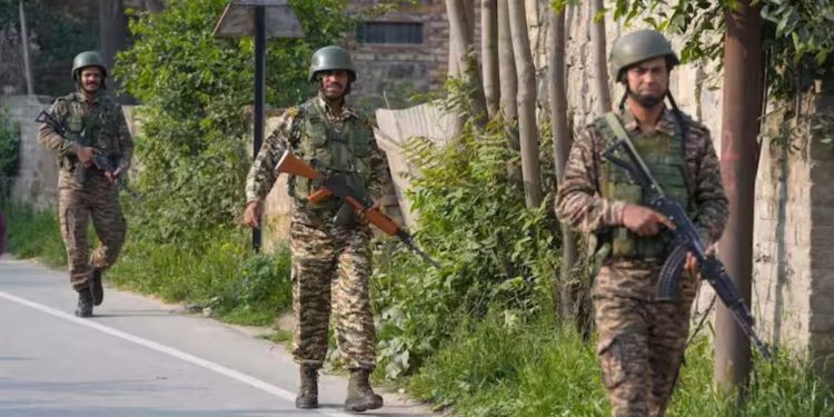 Shopian Encounter: जम्मू-कश्मीर में सेना ने 3 आतंकियों को किया ढेर, सुरक्षाबलों का बड़ा ऑपरेशन जारी